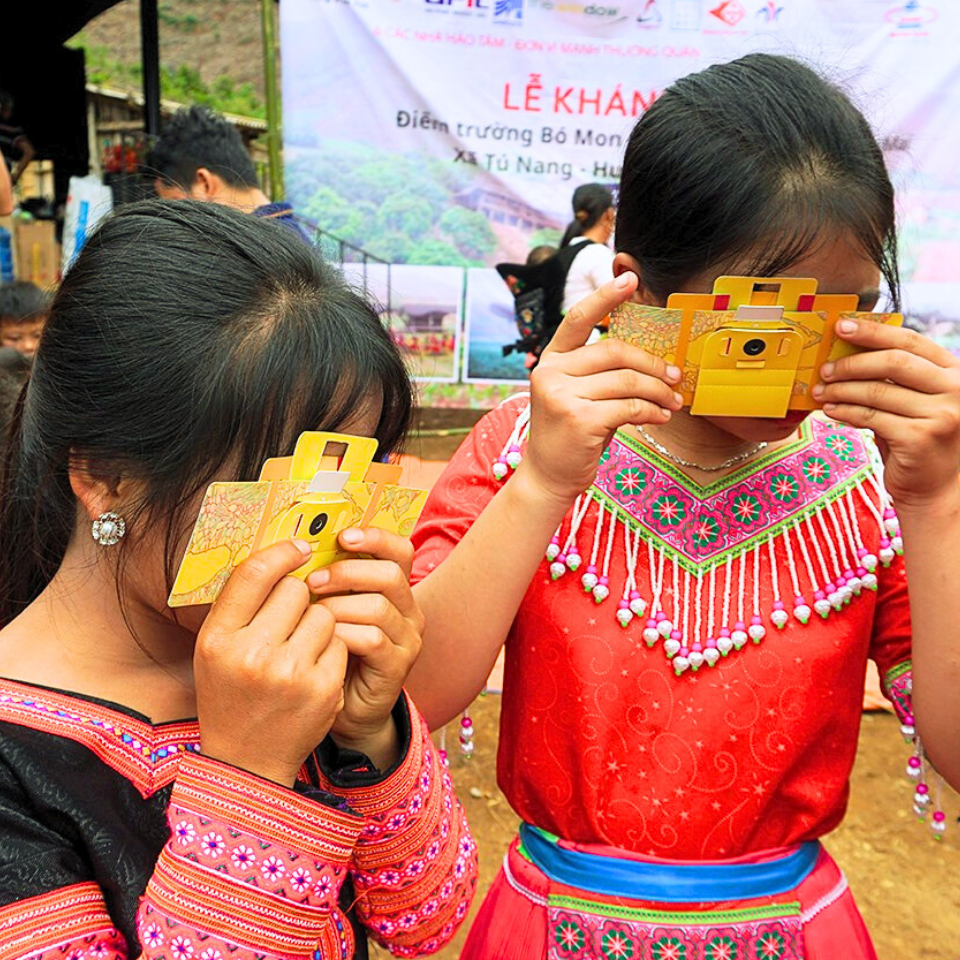 Hình ảnh các em học sinh dân tộc Mông trải nghiệm kính FS